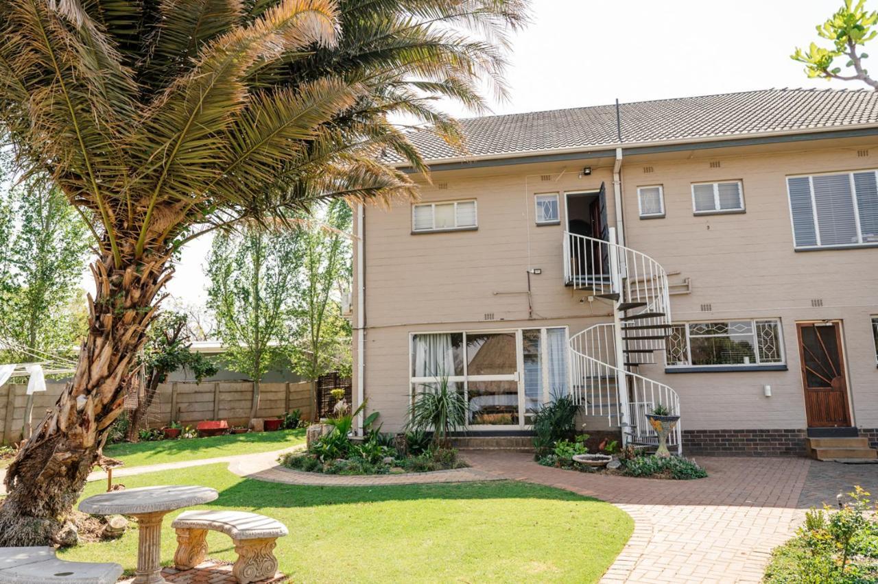 Opstal Gastehuis Potchefstroom Kültér fotó